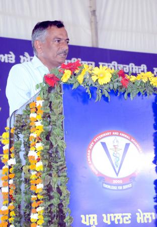 Dr. Inderjeet Singh, Vice-Chancellor Addressing